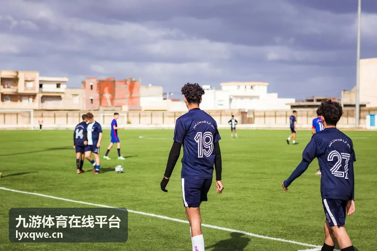 九游体育在线平台活动中的补给站服务人员
